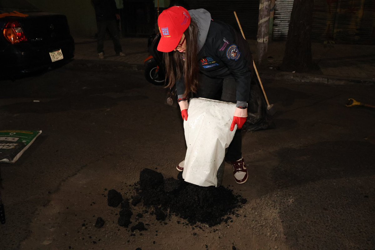 Brigada Nocturna bacheando la colonia Guerrero 🏹 

Gracias a mi <a href="/pcacuauhtemoc/">Primer Contacto Alcaldía Cuauhtémoc</a>