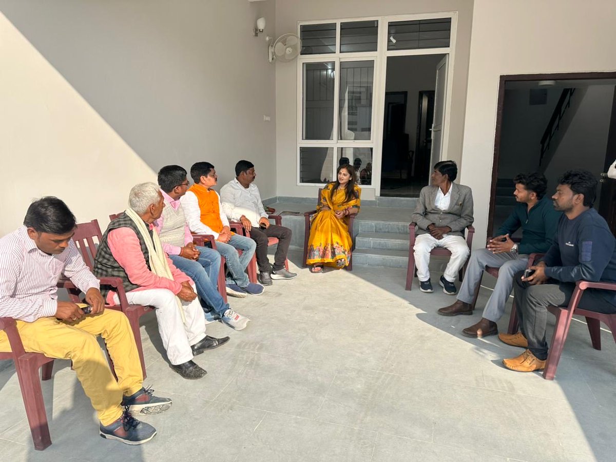 आवास पर गायघाट के लोगो से मुलाकात कर उनकी समस्याओं से अवगत हुई और समाधान हेतु संबंधित अधिकारियों से बात की। <a href="/IVeenaDevi/">Veena Devi</a> <a href="/IDineshPDSingh/">Dinesh Prasad Singh</a> <a href="/Jduonline/">Janata Dal (United)</a>