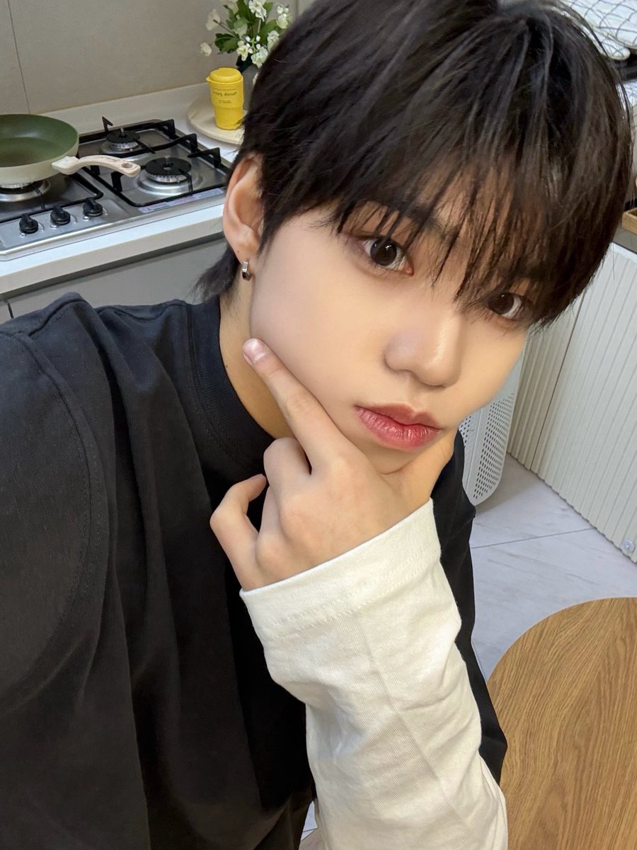 [📸]

🖤✨

#YUHZ #유어즈 
#YEONTAE #연태