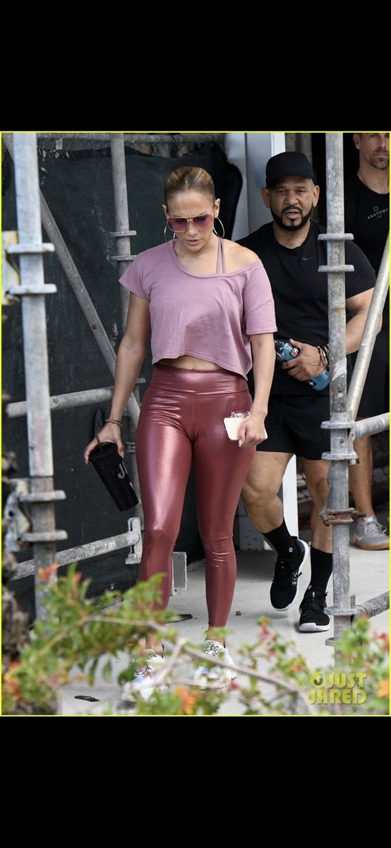 AliTab579844's tweet photo. No glam. No stage.
Just discipline, curves, and quiet dominance.
She turns a sidewalk into a statement.
#JLo #StreetPower #BodyConfidence #IconMode #RealEnergy #Unbothered https://t.co/9jpFhKDk37