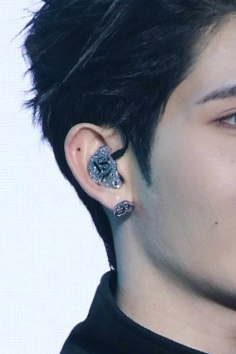 อินเอียร์ใหม่ของน้องเจมส์ค่า ด้านนึงเป็นดาว อีกด้านเป็นตัวอักษร JS กับลายเซ็น

JAMESSU ZHENGZHOU MINICON
#JamesEndlessjourneyminiconcert