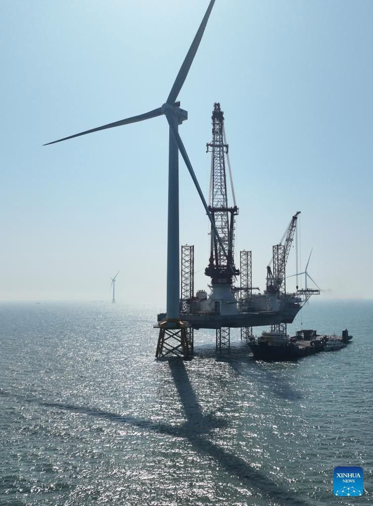 ShanghaiEye's tweet photo. 📸photo taken by drone shows part of an offshore wind turbine unit and a 2,000-ton self-elevating offshore wind power installation platform on the waters of southern #Fujian @HolaFujian in southwest China.
#ChinaTech #HighQualityDevelopment https://t.co/cQEpX32F70