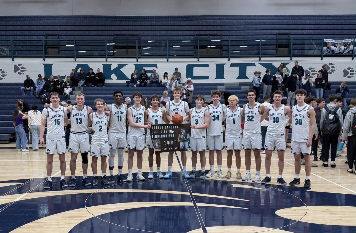 LCTWOLVES's tweet photo. Two incredible events tonight. Teacher Appreciation Night at halftime &amp; @CarlsonJordan34 gets his 1000 career pt. in just his Jr year.
@jacksonander22 @Jwatson120 @pwiney5 @andyirgens. https://t.co/IXtlW4ewi6