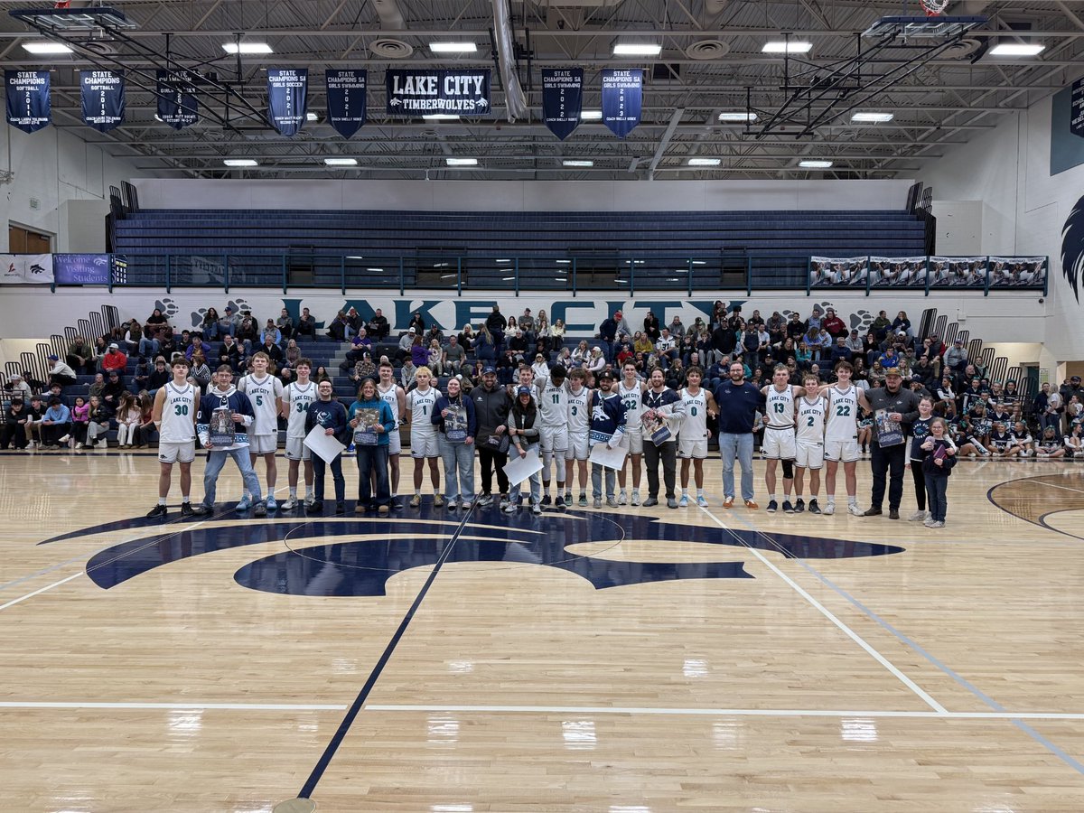 LCTWOLVES's tweet photo. Two incredible events tonight. Teacher Appreciation Night at halftime &amp; @CarlsonJordan34 gets his 1000 career pt. in just his Jr year.
@jacksonander22 @Jwatson120 @pwiney5 @andyirgens. https://t.co/IXtlW4ewi6
