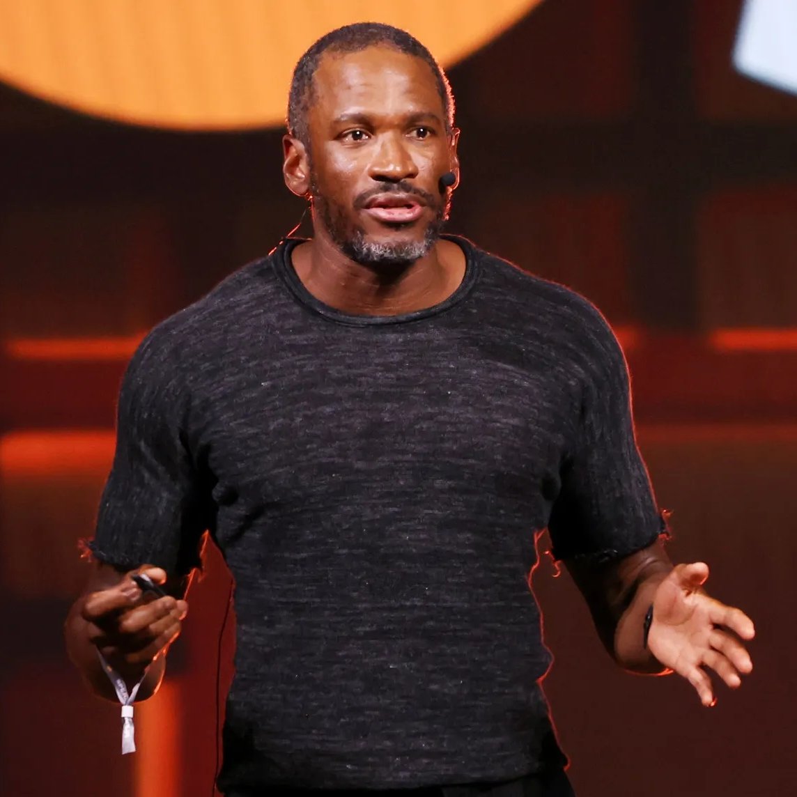 coinbureau's tweet image. 🔥 ARTHUR HAYES ON WHY BTC SUDDENLY DROPPED

Arthur Hayes says Bitcoin likely sold off because banks were hedging bets tied to BlackRock’s $IBIT ETF.

He cited Morgan Stanley “structured note” linked to IBIT — basically a bank-made bet on Bitcoin’s price.

When $BTC moves, banks…