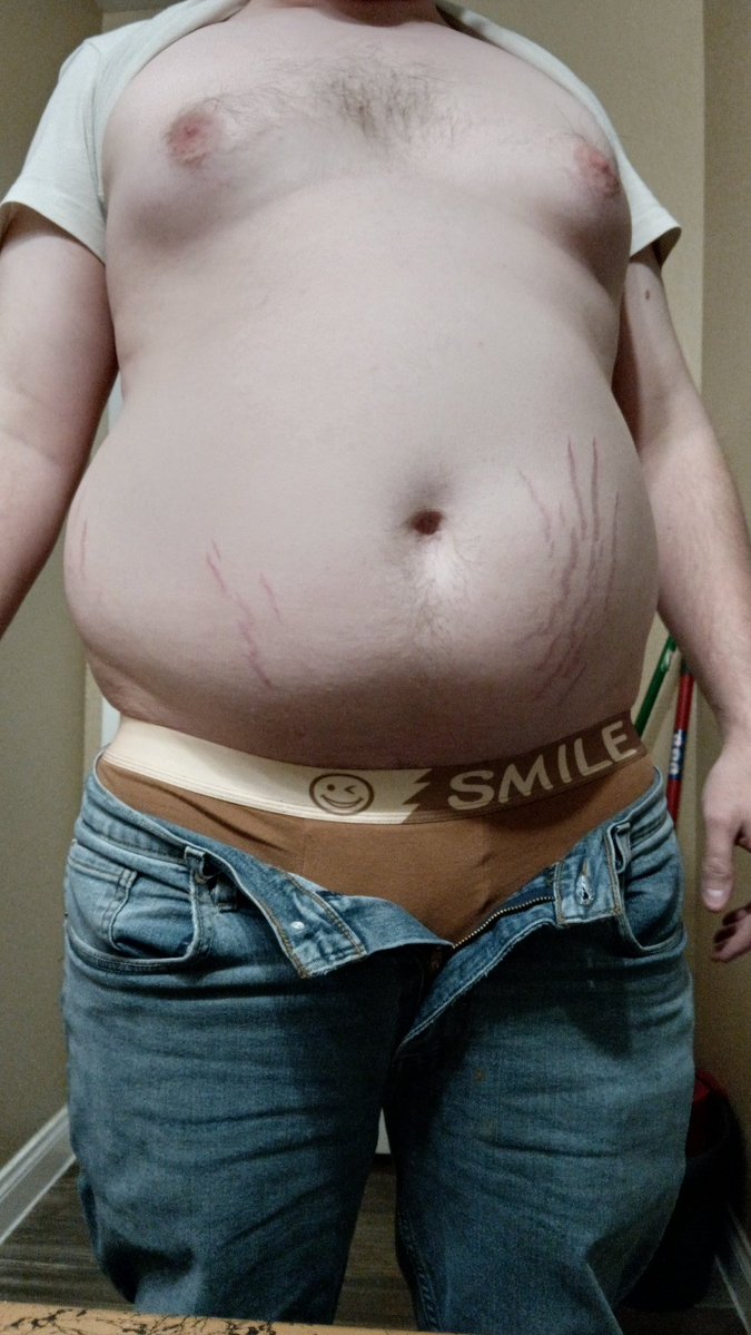 New hot take: The feeling of air blasting into my stomach after annihilating 4-5 McDonald's burgers has awoken something nefarious....and I kinda want more~ 🥵
#gainerbelly #gainer #grommr #bellyinflation #inflationkink #bellyairinflation