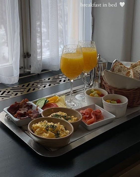 When was the last time you got or gave that pampered breakfast-in-bed treatment? 🥞 Was it recent, or are you manifesting it for Valentine's? 💖