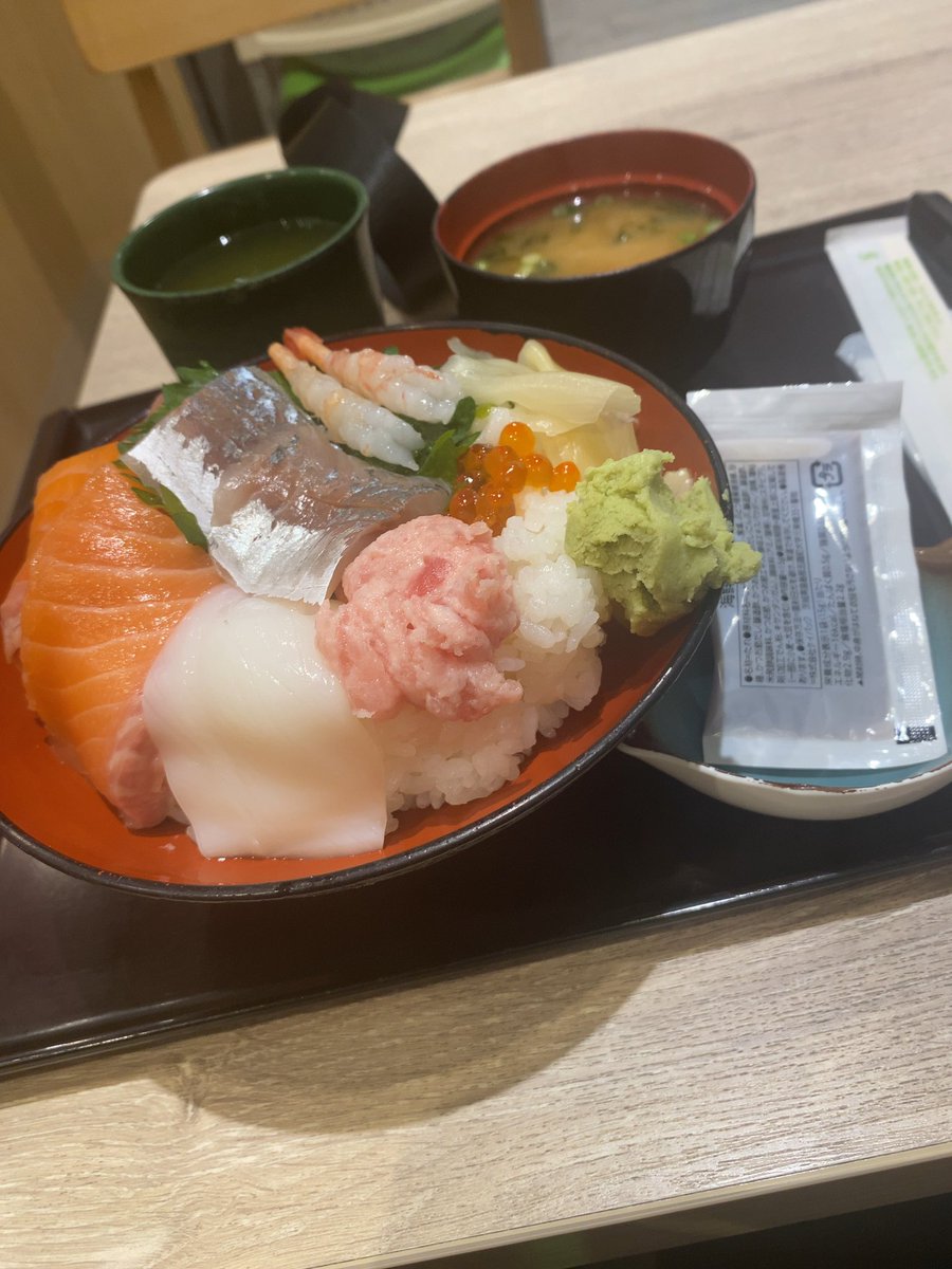 Y48460394's tweet photo. くっそ雪降ってる中海鮮丼食いにきた https://t.co/rqTc4c9kwX