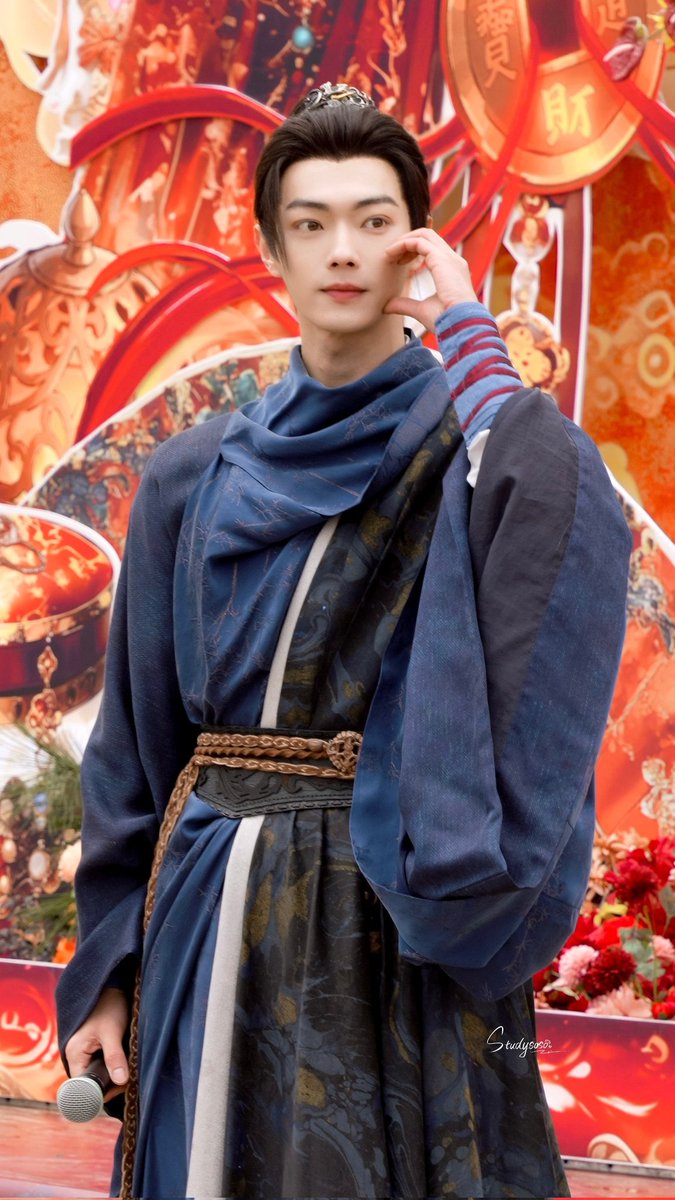 “โลกทั้งใบอยู่เคียงข้างคุณ
เราอยู่เคียงข้างคุณ
คุณอยู่ที่นี่และเราก็อยู่ที่นี่”
❤️❤️#สวีข่าย #XuKai #许凯