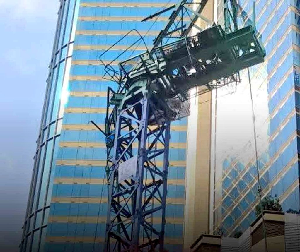 ระทึกกลางกรุง เครนก่อสร้างเกิดถล่ม ใกล้ห้างดังย่านอโศก มีผู้บาดเจ็บสาหัส 2 ราย เจ้าหน้าที่กู้ภัยเร่งยื้อชีวิต