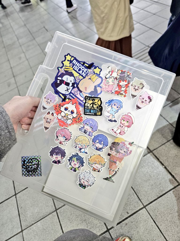 入場隊伍中！人好多！可以留意拿這個的人就是我