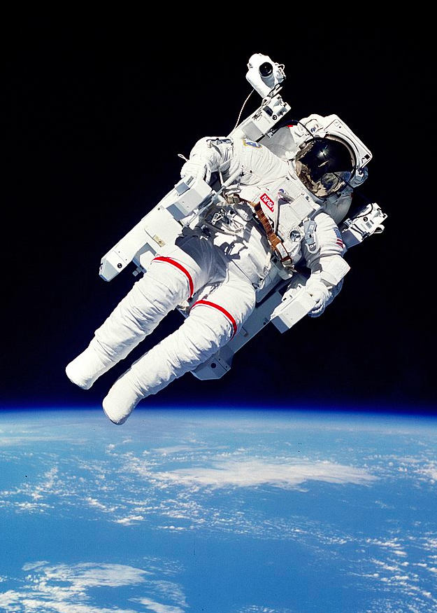 Během mise raketoplánu Challenger byla 7.února 1984 poprvé vyzkoušena  pilotovaná manévrovací jednotka (MMU). Poprvé na světě nebyl astronaut  při výstupu do volného prostoru připoután ke kosmické lodi.