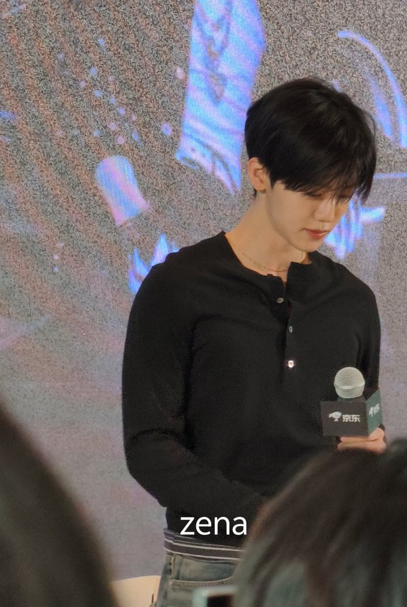 โห ㅜㅜ แต่งตัวแบบนี้คือหล่อกว่าเดิม 10 เท่าเลย เสื้อเข้ารูปแบบนี้เหมาะกับหุ่นแจมินมาก ㅠㅠ
