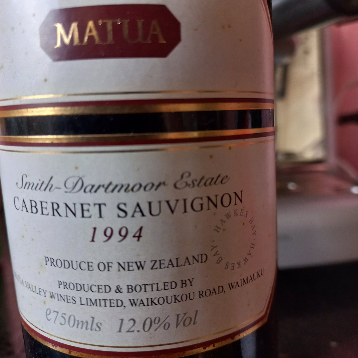 WoodOnWineNZ's tweet image. Yeah nah it's pretty good! Tight cork, level still in the neck, a bit brown and stewed but surprisingly still decent. Who would have thought a moderately priced NZ cab could go 30+ years?! #Manual #winetwitter #nzwine