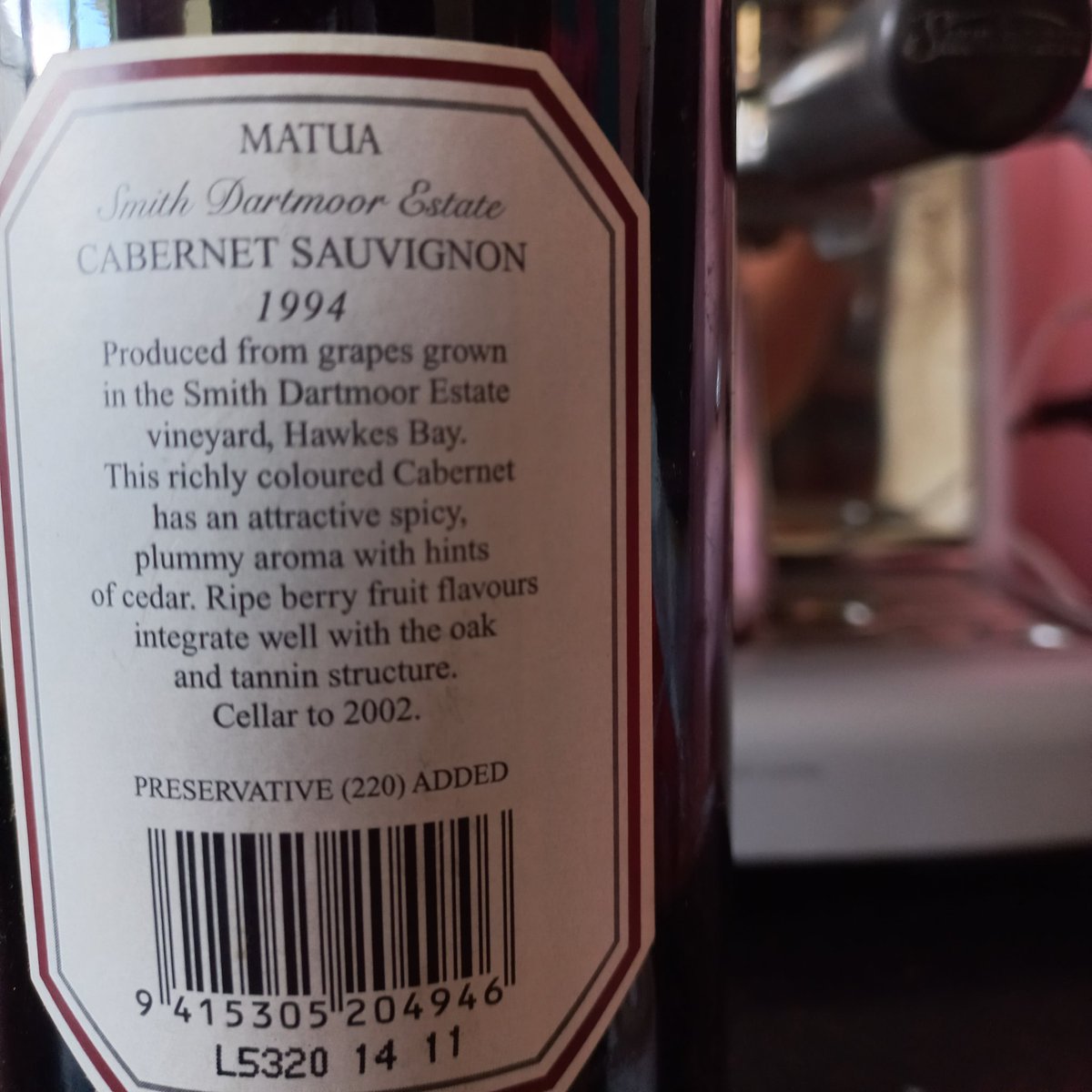 WoodOnWineNZ's tweet image. Yeah nah it's pretty good! Tight cork, level still in the neck, a bit brown and stewed but surprisingly still decent. Who would have thought a moderately priced NZ cab could go 30+ years?! #Manual #winetwitter #nzwine