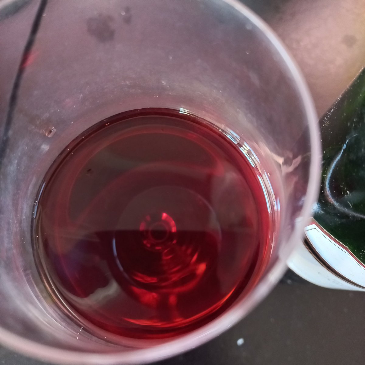 WoodOnWineNZ's tweet image. Yeah nah it's pretty good! Tight cork, level still in the neck, a bit brown and stewed but surprisingly still decent. Who would have thought a moderately priced NZ cab could go 30+ years?! #Manual #winetwitter #nzwine