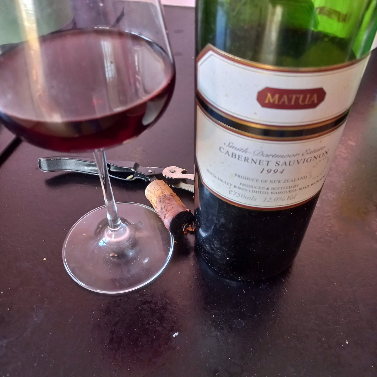 WoodOnWineNZ's tweet image. Yeah nah it's pretty good! Tight cork, level still in the neck, a bit brown and stewed but surprisingly still decent. Who would have thought a moderately priced NZ cab could go 30+ years?! #Manual #winetwitter #nzwine