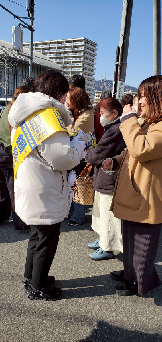 Serinabeshima69's tweet photo. 呉でのマイク納めをさせていただきました。たくさんの方が駆けつけてくださいました。たくさんの笑顔をいただきました。私は幸せ者です。皆様に支えていただいて今があります。本当にありがとうございます。

まだ何者でもない私を信じてくれてありがとうございます。笑顔になってくださって本当にありがとうございます。

残りあと6時間、しっかりとマイクで皆様に思いを伝えて参ります。皆様の声を聞いて参ります。最後の最後まで���ろしくお願いいたします。呉の皆様、温かく温かく受け入れて下さって本当にありがとうございました。

#感謝　
#国民民主党
#鍋島せり