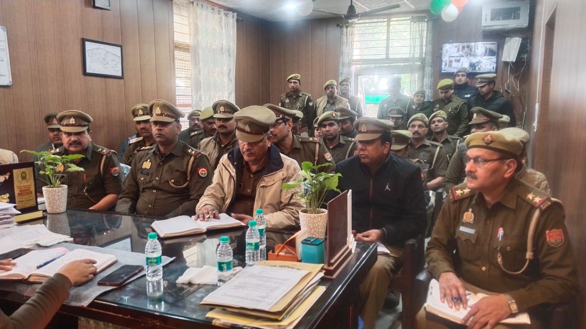 प्रियाश्री पाल,सहायक पुलिस आयुक्त वेव सिटी द्वारा थाना क्रॉसिंग रिपब्लिक पर बीट उ0नि0 एवं बीट पुलिस अधिकारियों के साथ गोष्ठी की जिसमें अपराध नियन्त्रण एवं कानून व्यवस्था बनाये रखने हेतु कार्ययोजना के सम्बन्ध मे आवश्यक दिशा-निर्देश दिये <a href="/AcpWavecity/">ACP wavecity</a> <a href="/DCPRuralGZB/">DCP RURAL COMMISSIONERATE GHAZIABAD</a> <a href="/ghaziabadpolice/">POLICE COMMISSIONERATE GHAZIABAD</a>