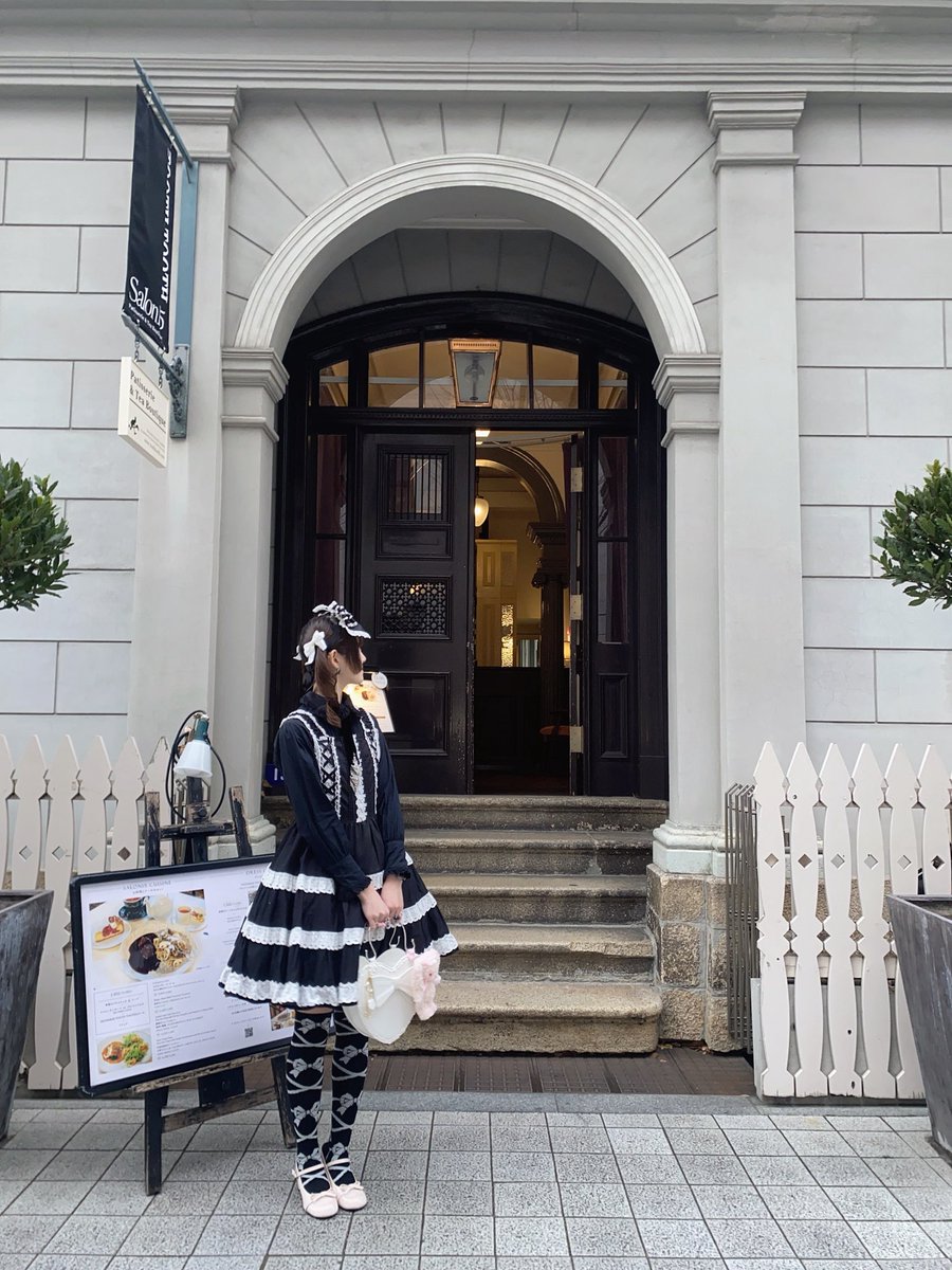 素敵な建物の中でアフタヌーンティー🌹