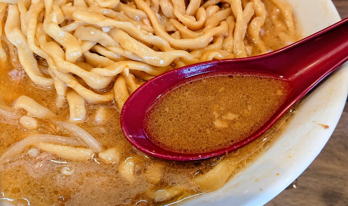 WXsDzBgIV8Ptyrn's tweet photo. 2/7ラーメン最高 豚ラーメン300全マシほぐし豚

土曜昼営業でやっと行けたー
ほぐし豚(100円で超お得)を最初からぶっかけたら茶色一面素晴らしい景色👍️ 
もちろんトロトロデフォの豚と共に最高に美味しかったです
スープバチバチにキマッててワシワシ麺に絡んでウマー
うーん大満足
ご馳走様でした https://t.co/gjAbSvOlRD
