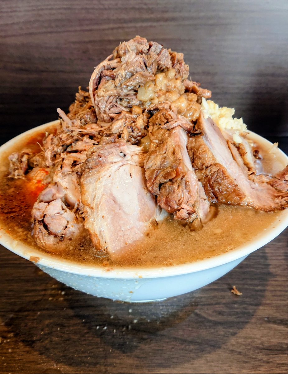 WXsDzBgIV8Ptyrn's tweet photo. 2/7ラーメン最高 豚ラーメン300全マシほぐし豚

土曜昼営業でやっと行けたー
ほぐし豚(100円で超お得)を最初からぶっかけたら茶色一面素晴らしい景色👍️ 
もちろんトロトロデフォの豚と共に最高に美味しかったです
スープバチバチにキマッててワシワシ麺に絡んでウマー
うーん大満足
ご馳走様でした https://t.co/gjAbSvOlRD