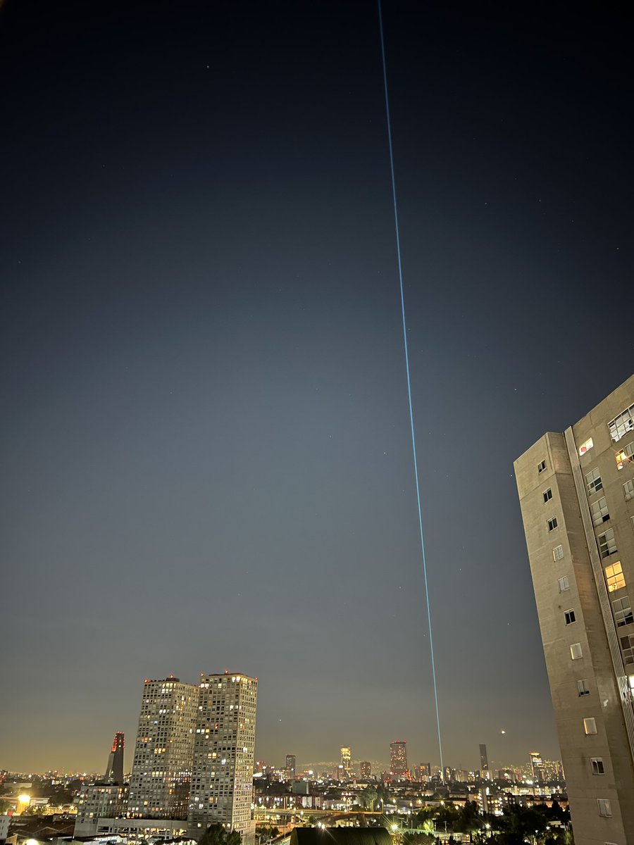 Un rayo láser bastante potente se visualiza a la altura de Santa María la Ribera/San Cosme. Vista desde Circuito Interior hacia el SurOriente. #Laser #Azcapotzalco #CDMX