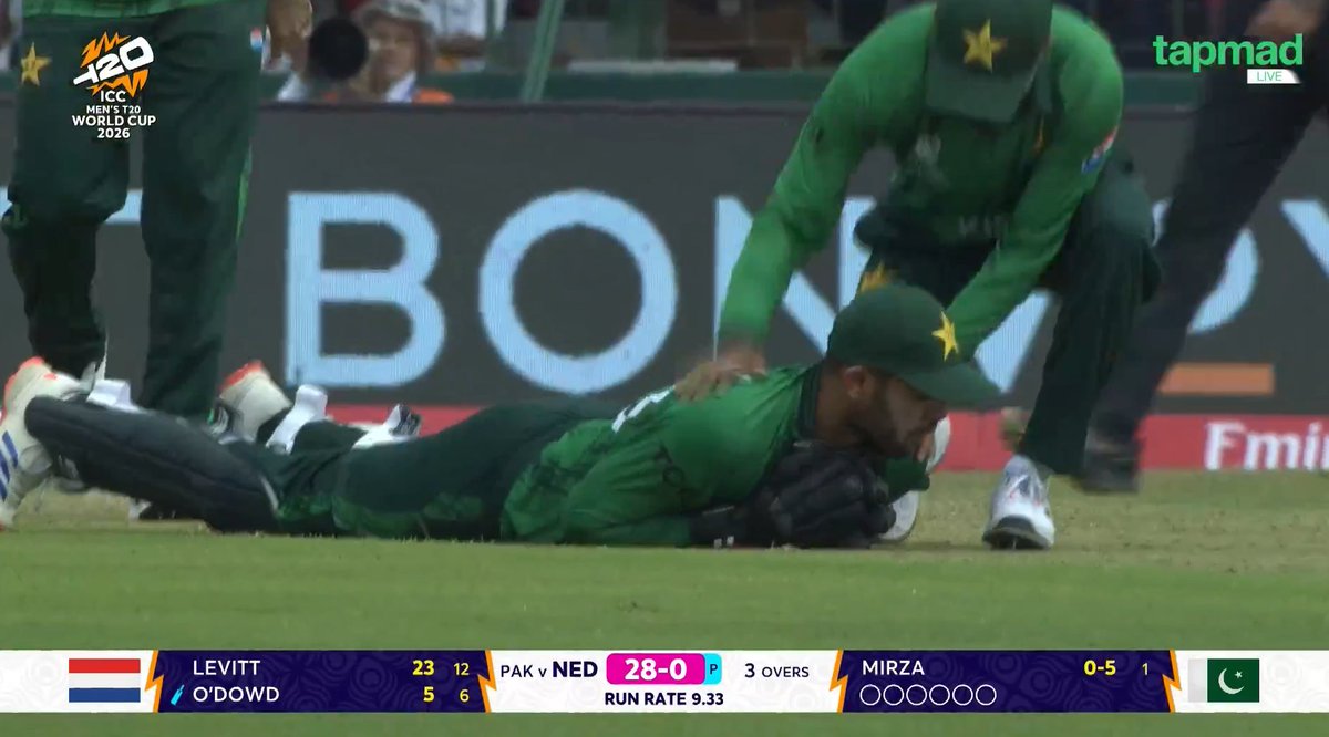 imadkhanumarzai's tweet image. WHAT A WORLD CLASS CATCH BY USMAN KHAN. FIRST WICKET FOR PAKISTAN 💚💚💚 
Salam gets his first 🥇

#T20WorldCup #PAKvsNETH