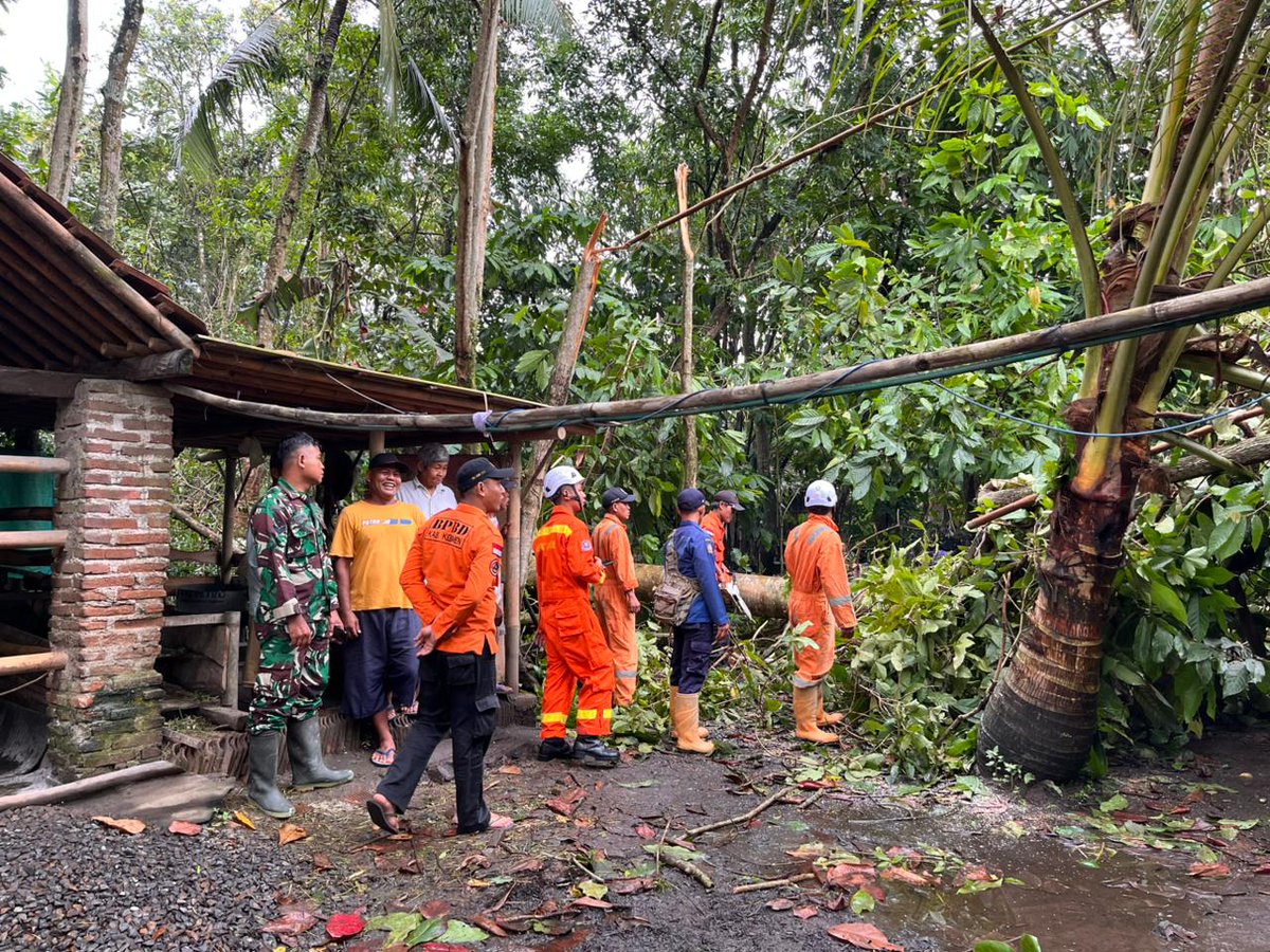 Hujan deras disertai angin kencang menyebabkan pohon albasiyah dan ketapang tumbang menimpa rumah warga di Dk. Kepadon RT 03 RW 02 Desa Tanjungsari, Kec. Petanahan, Jumat (6/2/2026) malam. Tidak ada korban jiwa, penanganan dilakukan bersama unsur terkait.