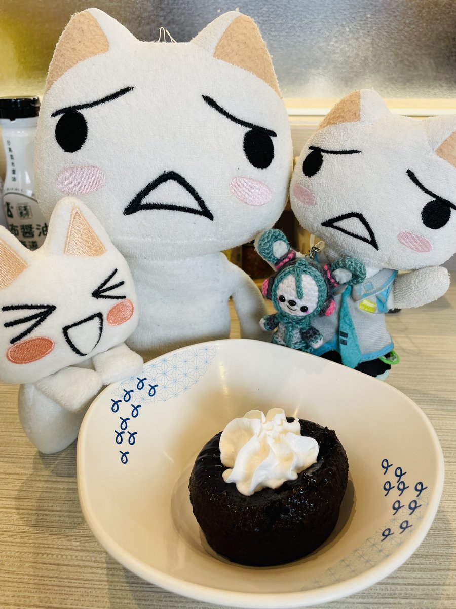 お寿司🍣とスイーツで雪ミク気分ニャ
(๑´ڡ`๑)

#ぬいぐるみの時間
#みーあみ
#ぬい活