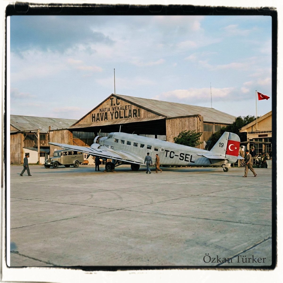 Junkers Ju-52/3m Yeşilköy'de
Devlet Hava Yolları - 1945
#türkhavayolları #havacılıktarihi #junkers