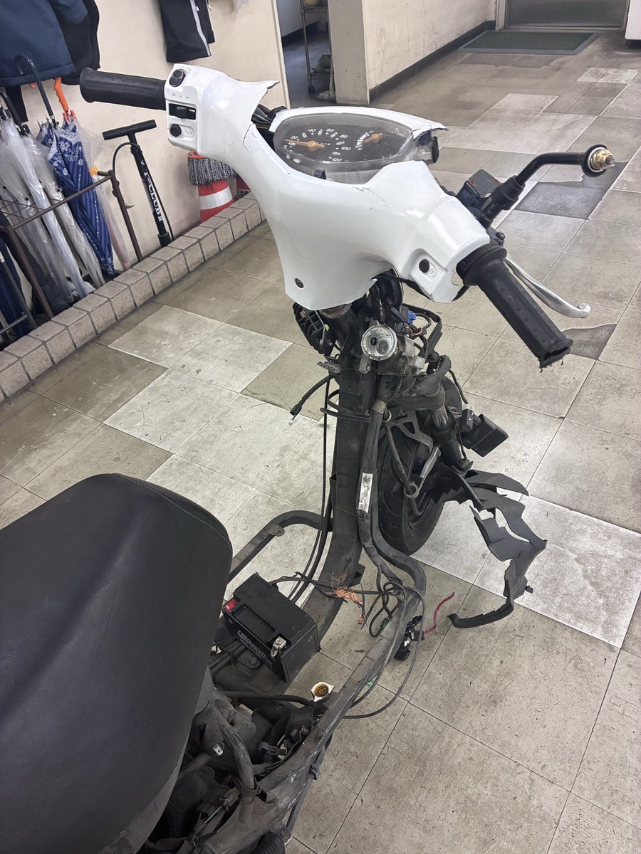 happinessfull88's tweet image. あまりにも惨い姿のバイク🛵
一枚目は元の姿。

プリウスにドラレコはなく、
事故当時、反対車線で赤信号で停止していた方がドラレコの映像を提供してくださったようです。
反対車線なのだから、そのまま走り去ることもできたでしょうに。

直ちに交通整理、警察や救急車への連絡、全てしてくださった