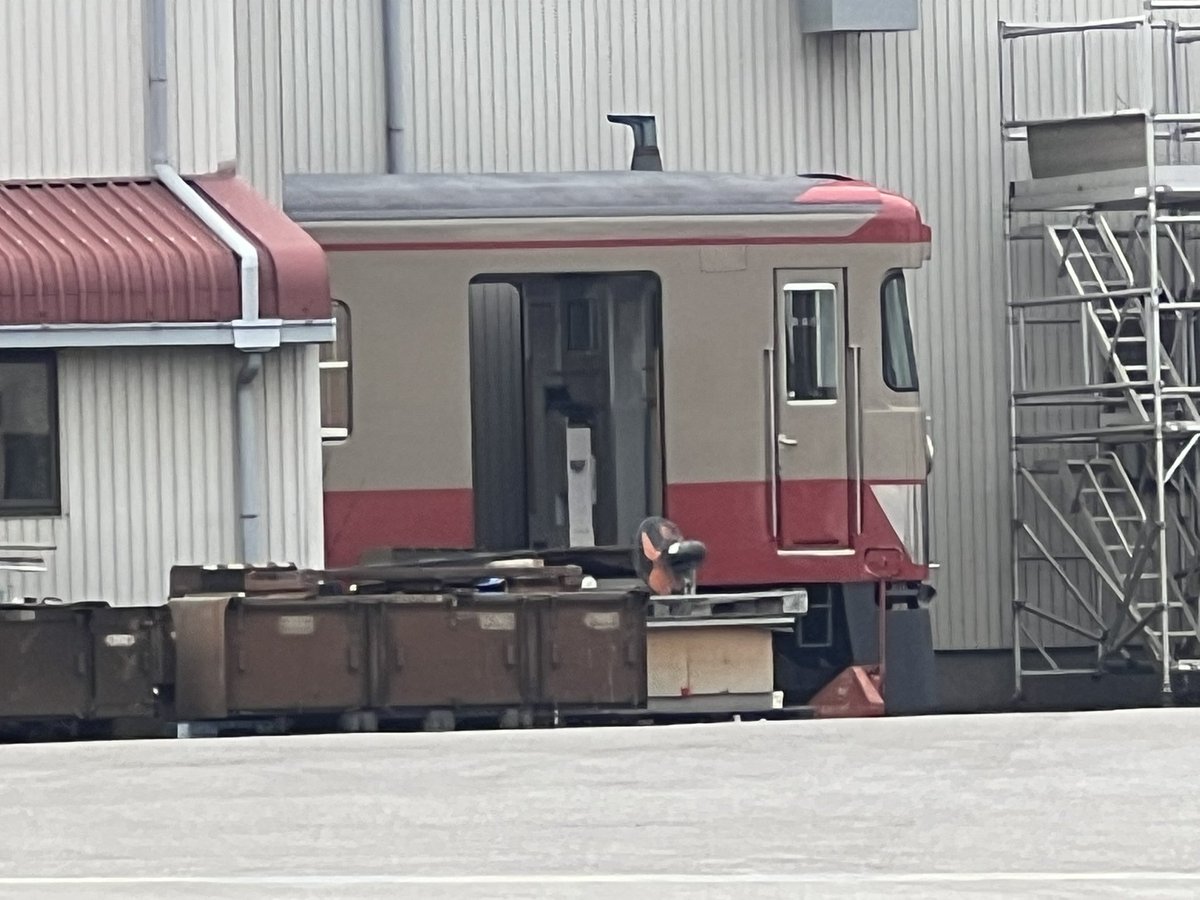 嘘かと思って8865レ撮った帰りに近江鉄道の彦根のとこ行ったけど西武2000系の元2419F？ほんとに赤電になってた、形式は200系の204F？？