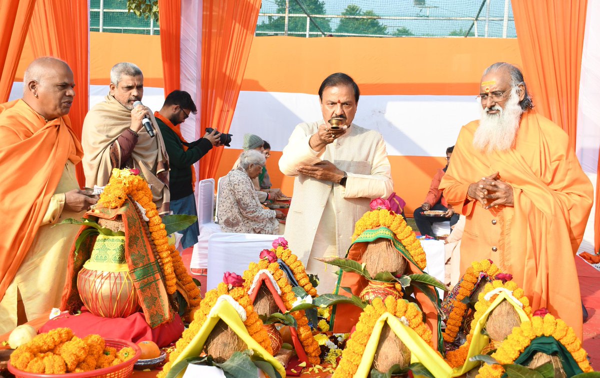 dr_maheshsharma's tweet photo. आज नोएडा स्टेडियम में अद्वैत वेदांत दर्शन के माध्यम से मानव कल्याण के लिए सदैव समर्पित रहने वाले 'चिन्मया मिशन' के 75वें अमृत महोत्सव के अवसर पर आयोजित हनुमान पाठोत्सव में सम्मिलित हुआ तथा पूज्य संतों का आशीर्वाद प्राप्त किया।

चिन्मया मिशन द्वारा स्वामी चिन्मयानंद जी के नेतृत्व में प्रारंभ हुआ यह वैश्विक आध्यात्मिक आंदोलन वेदांत के दिव्य ज्ञान को घर-घर तक पहुँचाकर शिक्षा, संस्कार और सेवा के माध्यम से समाज निर्माण का कार्य निरंतर कर रहा है। मिशन ने देश-विदेश में विद्यालयों, महाविद्यालयों, वेदांत केंद्रों और सेवा परियोजनाओं के माध्यम से लाखों जीवन को सकारात्मक दिशा प्रदान की है।