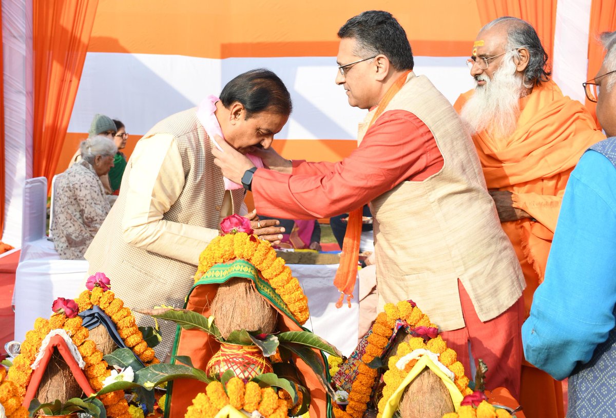 dr_maheshsharma's tweet photo. आज नोएडा स्टेडियम में अद्वैत वेदांत दर्शन के माध्यम से मानव कल्याण के लिए सदैव समर्पित रहने वाले 'चिन्मया मिशन' के 75वें अमृत महोत्सव के अवसर पर आयोजित हनुमान पाठोत्सव में सम्मिलित हुआ तथा पूज्य संतों का आशीर्वाद प्राप्त किया।

चिन्मया मिशन द्वारा स्वामी चिन्मयानंद जी के नेतृत्व में प्रारंभ हुआ यह वैश्विक आध्यात्मिक आंदोलन वेदांत के दिव्य ज्ञान को घर-घर तक पहुँचाकर शिक्षा, संस्कार और सेवा के माध्यम से समाज निर्माण का कार्य निरंतर कर रहा है। मिशन ने देश-विदेश में विद्यालयों, महाविद्यालयों, वेदांत केंद्रों और सेवा परियोजनाओं के माध्यम से लाखों जीवन को सकारात्मक दिशा प्रदान की है।