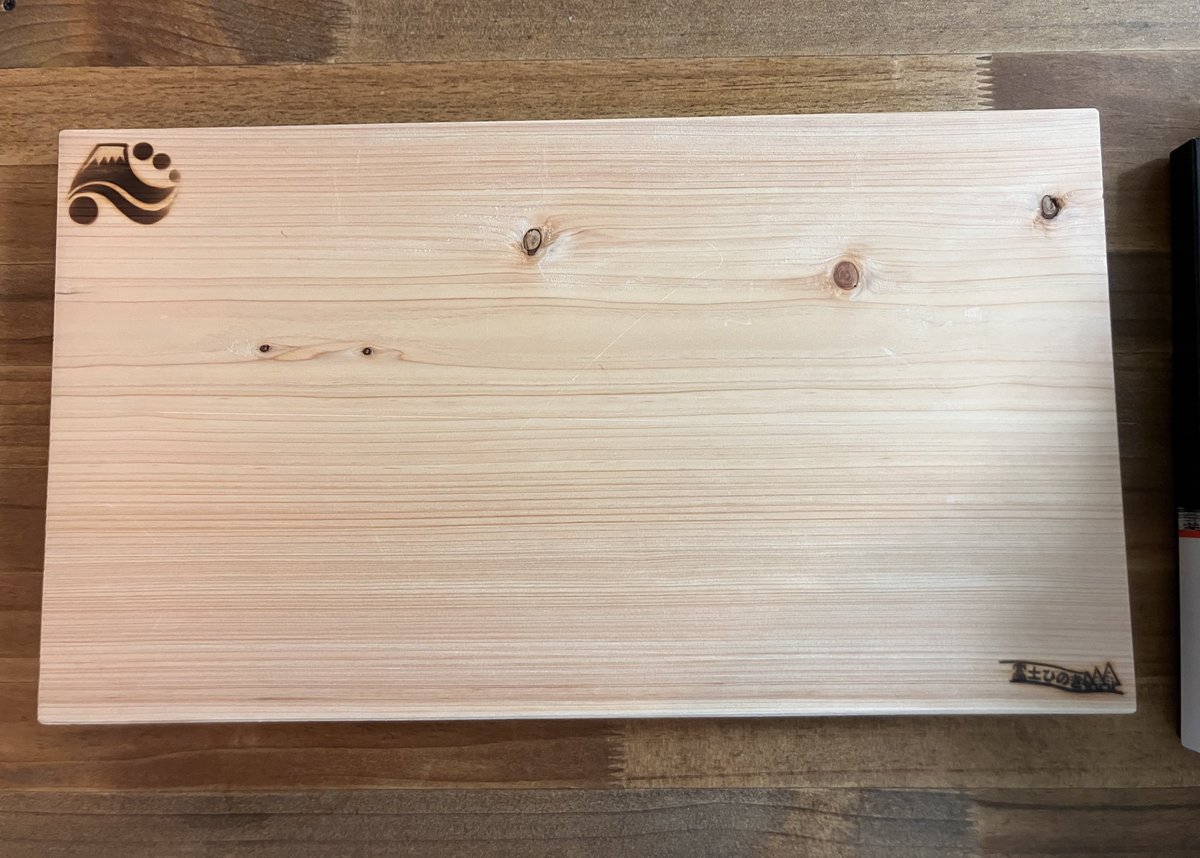 sayu157's tweet photo. 取り敢えず形からという事で

上：ミソノ刃物　ペティナイフ120mm
下：藤寅作　三徳170mm
まな板：富士ひのき https://t.co/kOCii5udn4