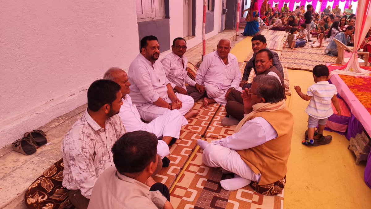 Kiritbhai_Patel's tweet photo. 📍પ્રભાતપુર 
આજરોજ પ્રભાતપુર ગામે ભાજપ અગ્રણી શ્રી કચરાભાઈ સુવાગિયા ના પરિવાર માં યોજાયેલ શુભલગ્ન પ્રસંગે ઉપસ્થિત રહી નવદંપતિને હાર્દિક શુભેચ્છાઓ પાઠવી.
ઈશ્વર તેમને સુખ, સમૃદ્ધિ, આરોગ્ય અને સફળતાથી પરિપૂર્ણ દાંપત્ય જીવન અર્પે તેવી પ્રાર્થના. https://t.co/tXSYeqxNd0