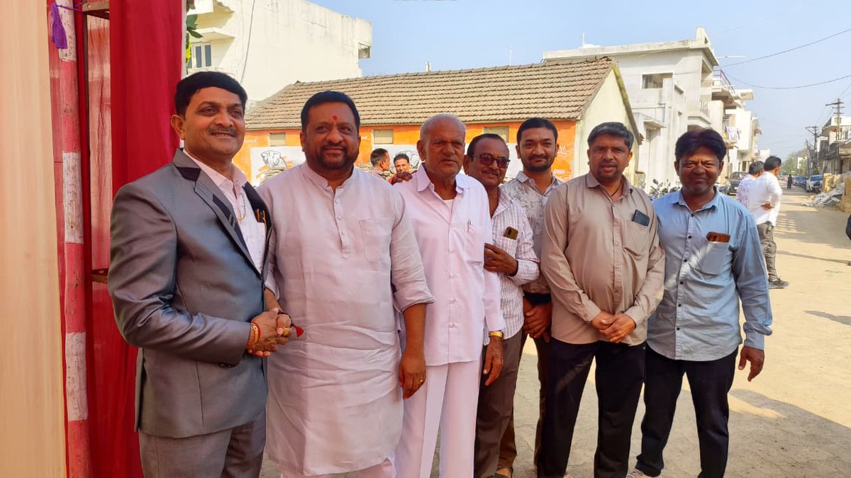 Kiritbhai_Patel's tweet photo. 📍પ્રભાતપુર 
આજરોજ પ્રભાતપુર ગામે ભાજપ અગ્રણી શ્રી કચરાભાઈ સુવાગિયા ના પરિવાર માં યોજાયેલ શુભલગ્ન પ્રસંગે ઉપસ્થિત રહી નવદંપતિને હાર્દિક શુભેચ્છાઓ પાઠવી.
ઈશ્વર તેમને સુખ, સમૃદ્ધિ, આરોગ્ય અને સફળતાથી પરિપૂર્ણ દાંપત્ય જીવન અર્પે તેવી પ્રાર્થના. https://t.co/tXSYeqxNd0