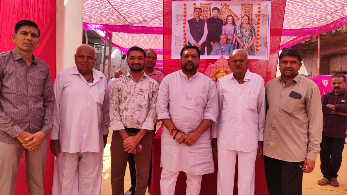 📍પ્રભાતપુર 
આજરોજ પ્રભાતપુર ગામે ભાજપ અગ્રણી શ્રી કચરાભાઈ સુવાગિયા ના પરિવાર માં યોજાયેલ શુભલગ્ન પ્રસંગે ઉપસ્થિત રહી નવદંપતિને હાર્દિક શુભેચ્છાઓ પાઠવી.
ઈશ્વર તેમને સુખ, સમૃદ્ધિ, આરોગ્ય અને સફળતાથી પરિપૂર્ણ દાંપત્ય જીવન અર્પે તેવી પ્રાર્થના.