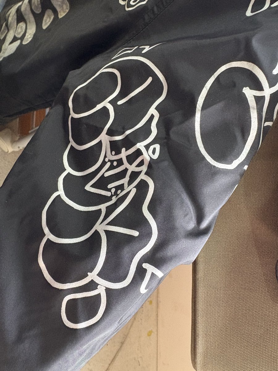 lost in graffiti、良かったです。初日だから作品を2つ購入できて大満足。もちろんATOMさんの作品買いました。店主さんから台湾の話も聞けて良かったです。