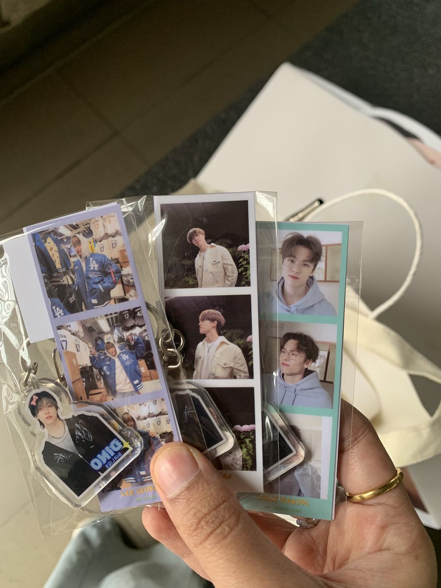 helooo i bawak freebies from previous cse and freebies for dino cse. 

dino freebies limited, i sempat pack sikit jee tadi sebab photo strips baru sampai 🥹 

#sailingwithdino #MyOdetoYou_DINO