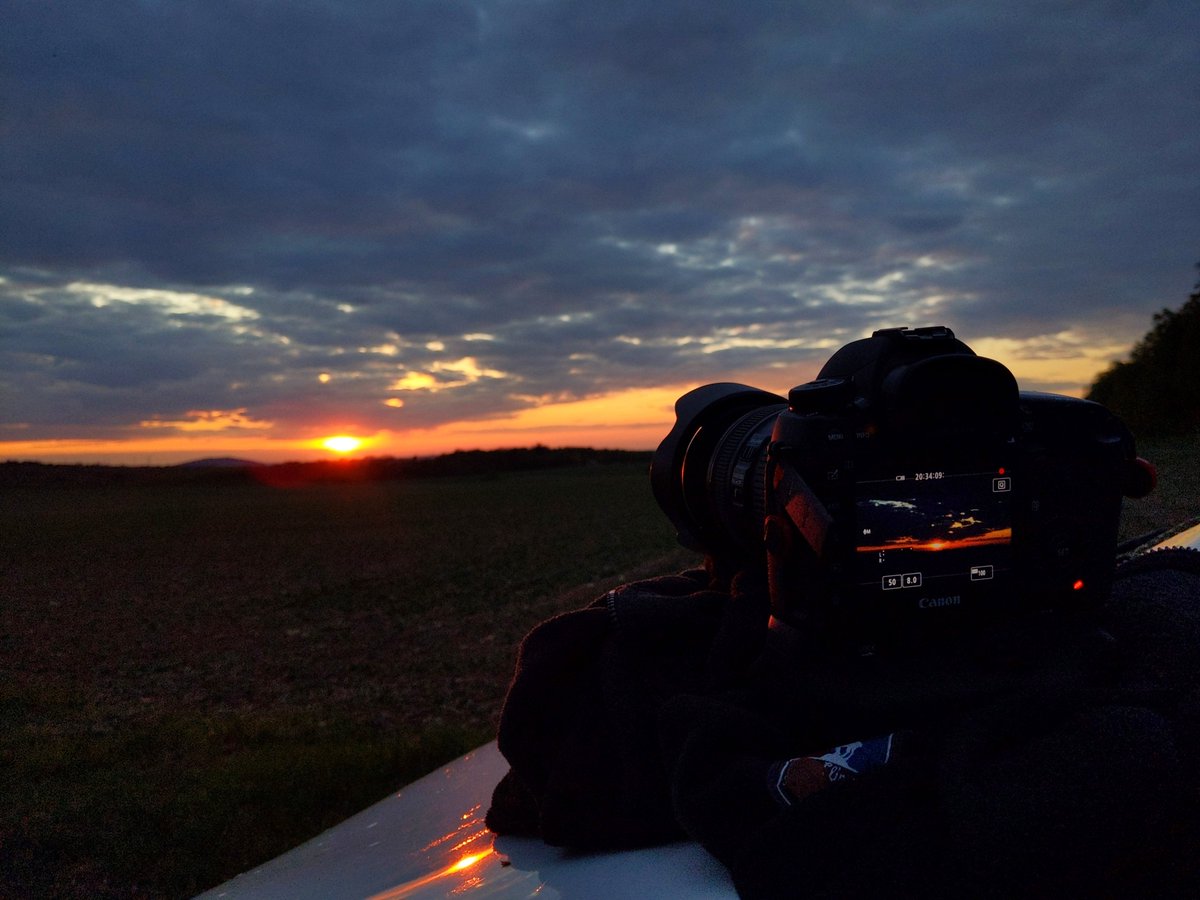 realphotode's tweet photo. Why are photographers usually out and about in the morning or evening?

Because that's when the blue hour and golden hour come together to create impressive and special lighting conditions. 

So, let's go! 📸

#learnphotography #noAI https://t.co/ksHfpJWOr9