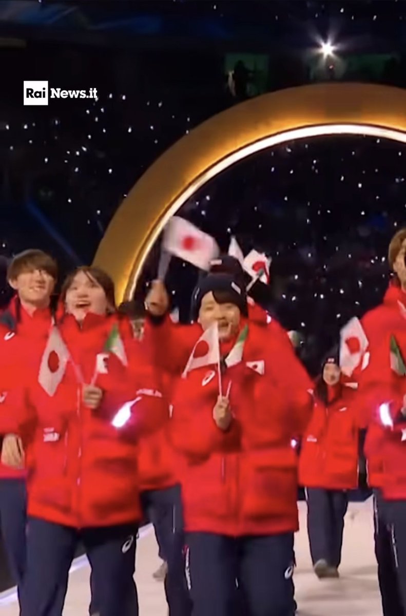 incel_aidigino's tweet image. Olimpiadi, Giappone sfila con bandierine italiane!!!