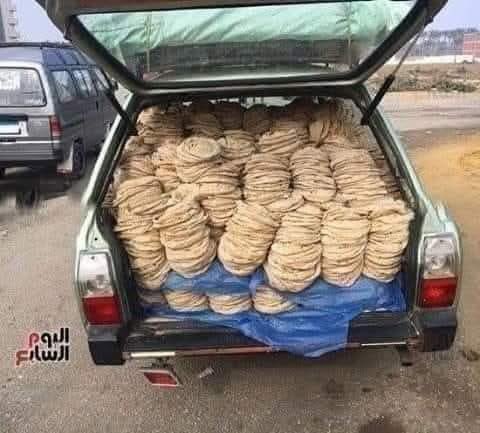 واحد حط صورة أبوه المرحوم على السيارة

وملأ السيارة  "خبز" وراح الى أحد الأحياء السكنية 

وجلس ينادي بصوت عالي خبز على روح المرحوم !

وتجمعت الناس وبدأ يوزع الخبز والناس تترحّم 

على المرحوم ..

وجه اليوم الثاني وفعل نفس الشئ 

وجلس ينادي وأهل الحى ياخدوا الخبز

ويترحموا على