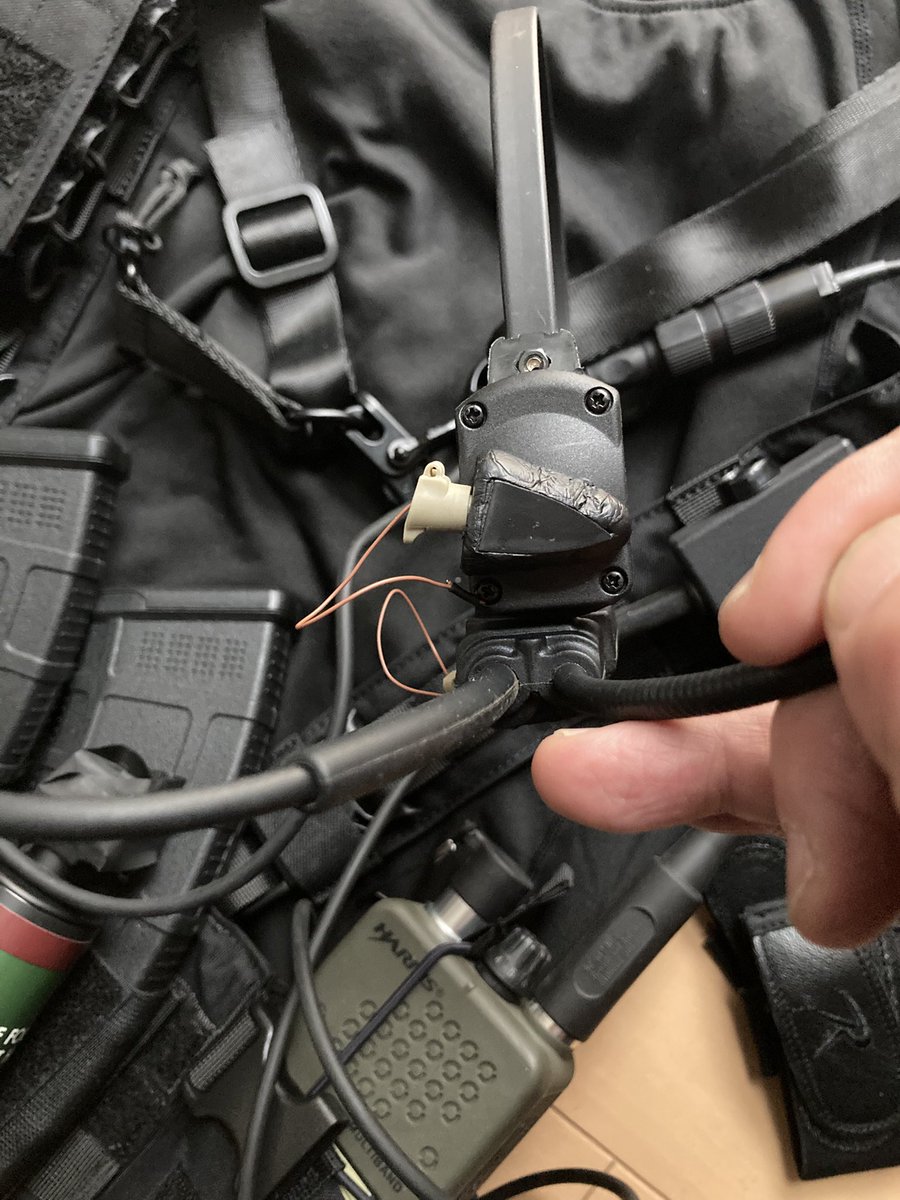 よし　息子クリスのヘッドセット　謎の耳栓も作って付けたぞー。(あまり近くで見ないでね)

さみーけど雪はVillage に最高じゃねーか

オヤジハウンドウルフウルフ隊はN3B系を着られるので寒さ対策バッチリ

マスクの下には髭のミハイル

皆さま親子共々よろしくお願いします。
#バイオミーティング