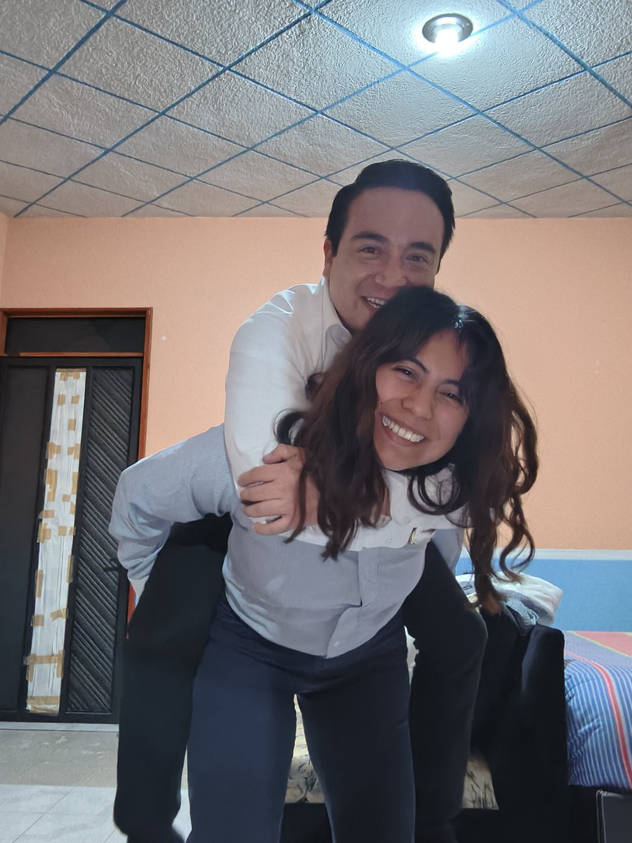 X: Ya tardaron mucho tiempo encerrados en su cuarto, de seguro ya nos van a dar nietos...

Nosotros: