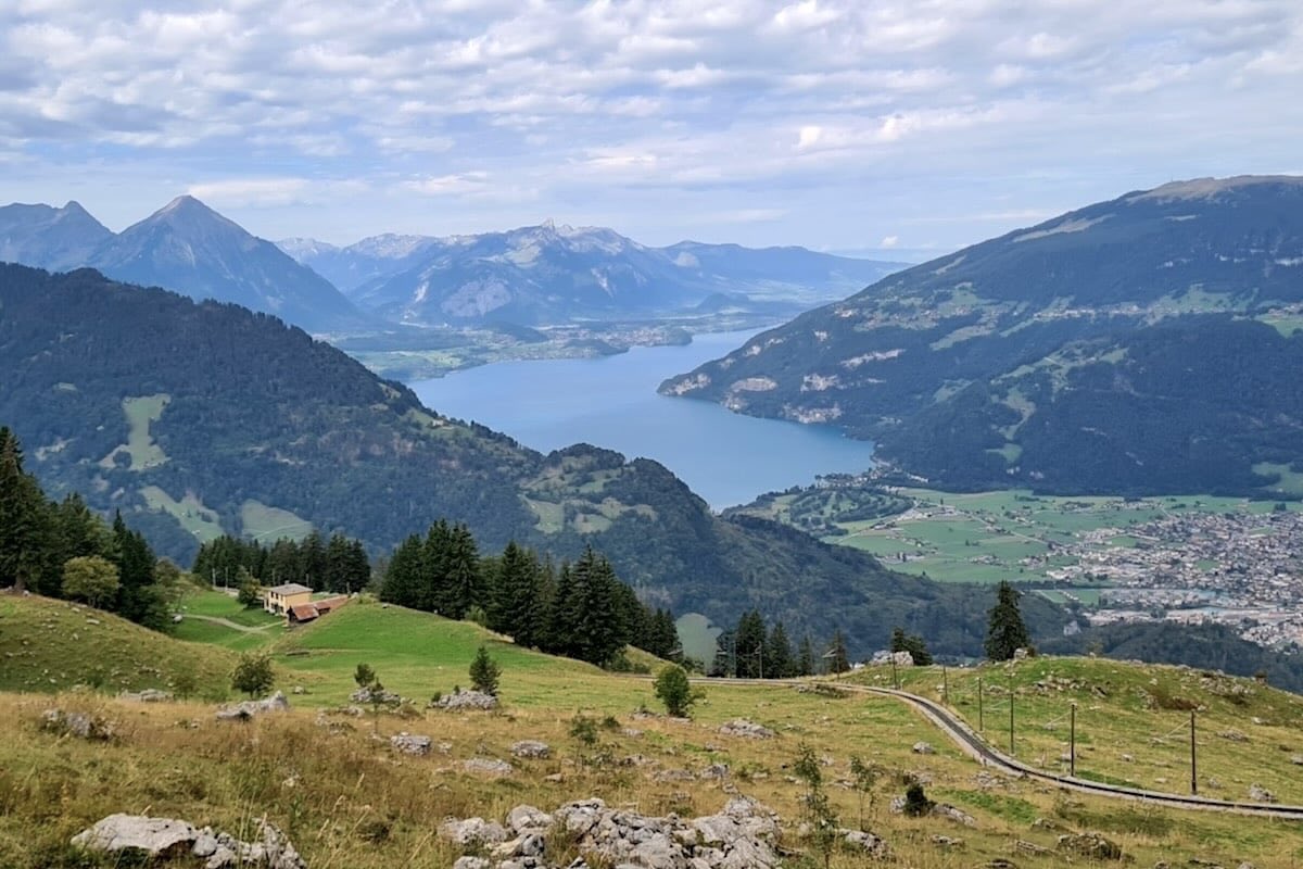 Die Wanderung zum Faulhorn in den Berner Alpen bietet eine abwechslungsreiche 2-Tages-Tour in der Schweizer Bergwelt. Hier findest du einen Tourenbericht, neu im Blog: people-abroad.de/blog/faulhorn-… #wandern #schweiz #alpen
