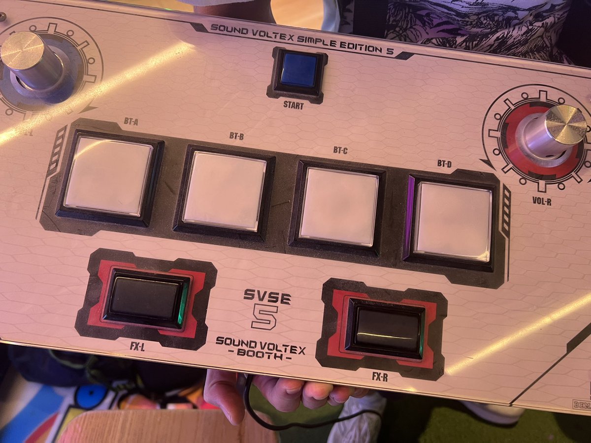 bfdia6ispeak's tweet image. what is maimai even about WHY WOULD YOU BRING IN A SOUND VOLTEX CONTROLLER TO THE ARCADE 💔