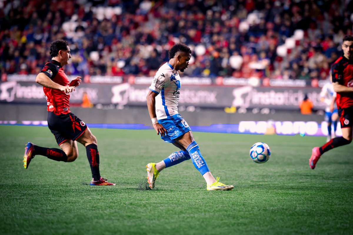 Primer tiempo esperando los errores del rival en propio campo. Segundo tiempo siendo superior, jugando mejor y teniendo más peligro... Los goles y resultados van a llevar si se sigue jugando así 

#SomosBlanquiazules
📸 Club Puebla