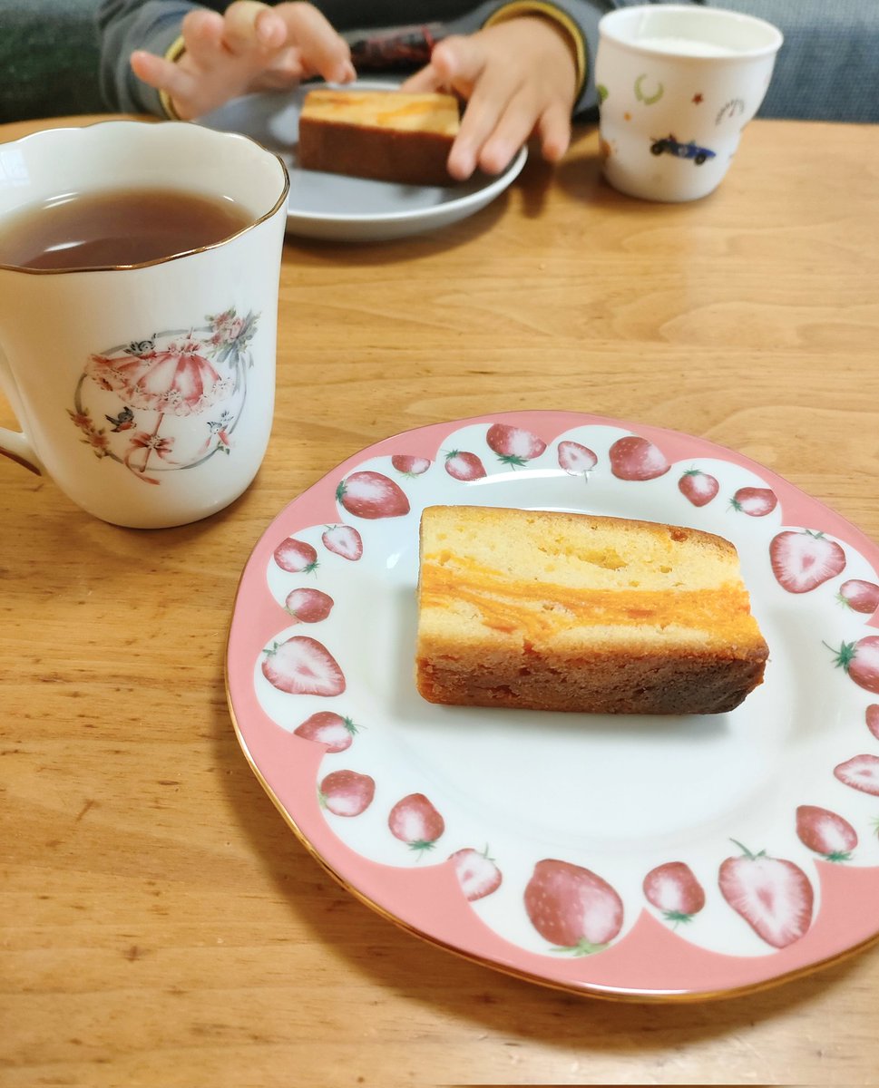 お昼ご飯を食べないまま遊び続け、おやつの時間にやっと食べ物にありつけました😂

お腹ペコペコだったけど、
お皿に載せて食べると心が満たされてその後の暴食が減る気がしてます👌✨

綺麗にセッティングして楽しむ時もあるけど、普段のおやつタイムは映えゼロです🤣🤣